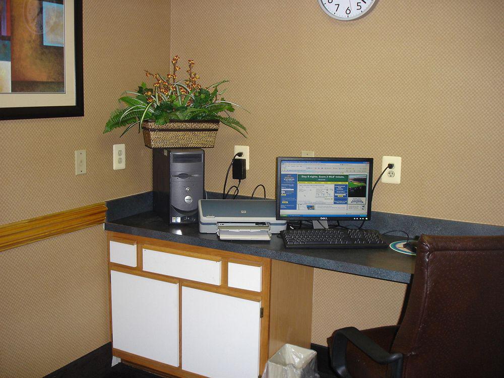 Holiday Inn Express Edgewood-Aberdeen-Bel Air Udogodnienia zdjęcie